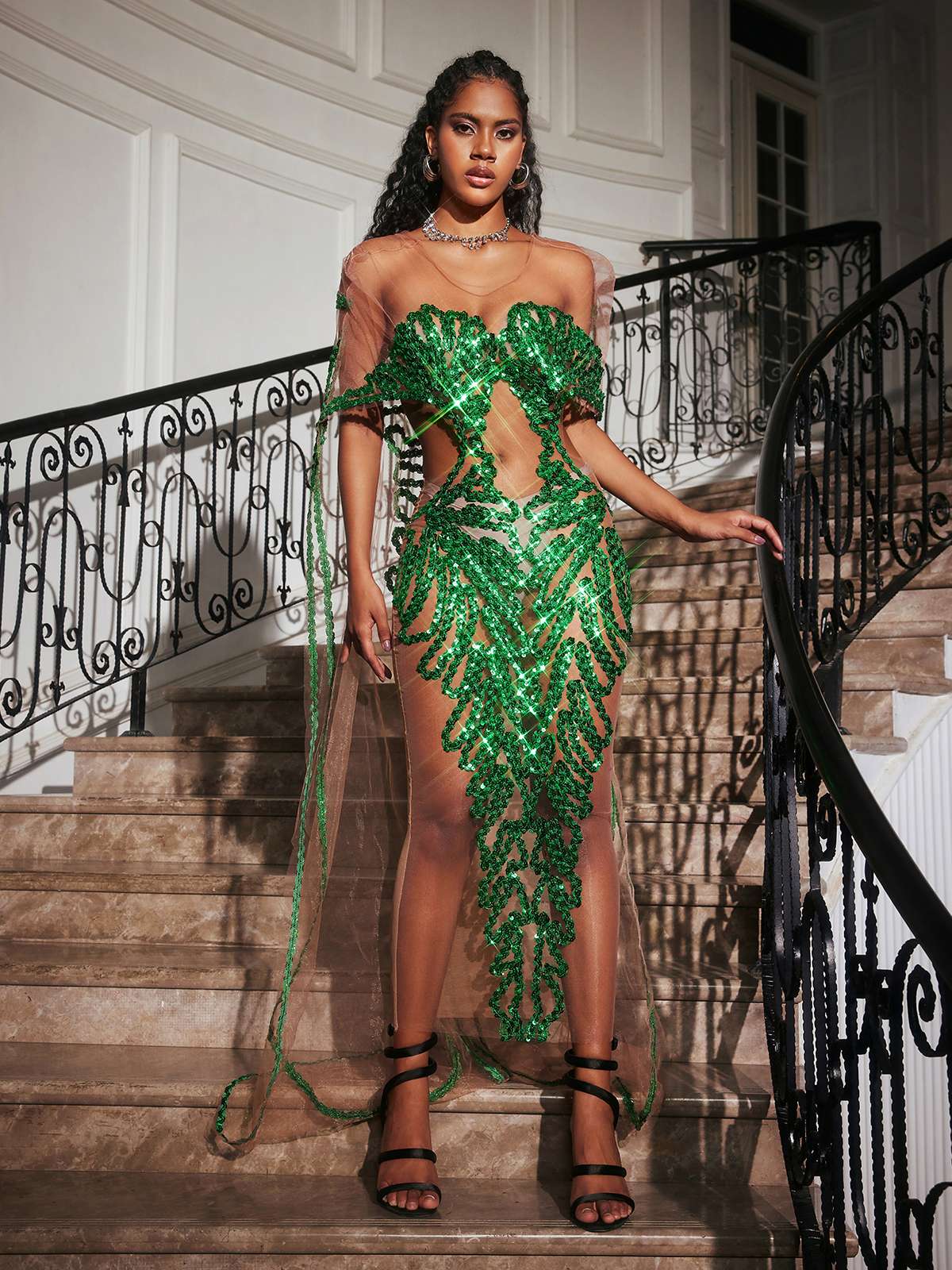 Blondene Kesim Dekolteli Payetli Maxi Elbise