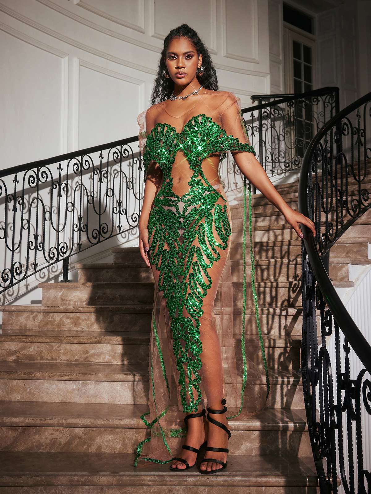 Blondene Kesim Dekolteli Payetli Maxi Elbise