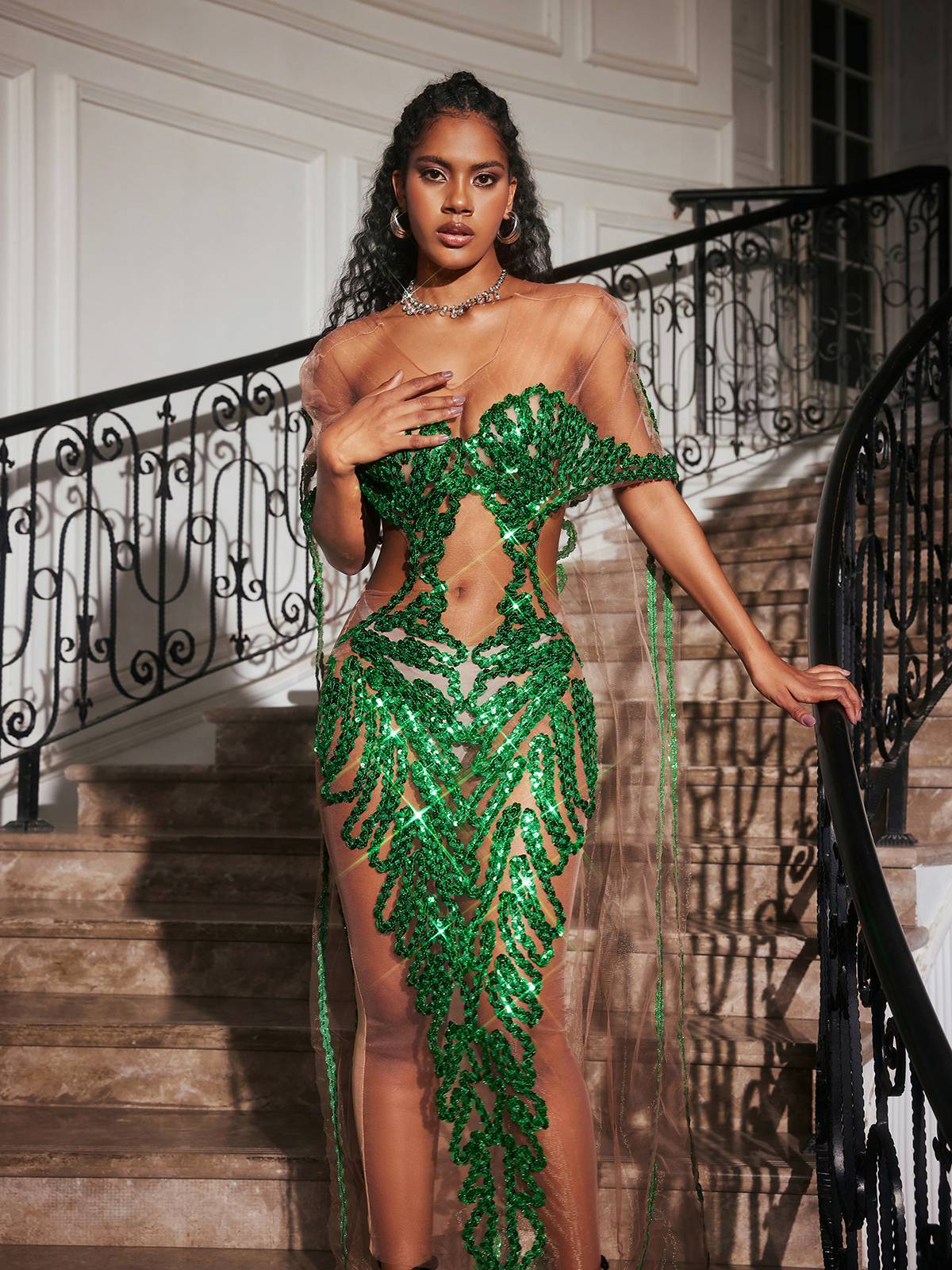 Blondene Kesim Dekolteli Payetli Maxi Elbise