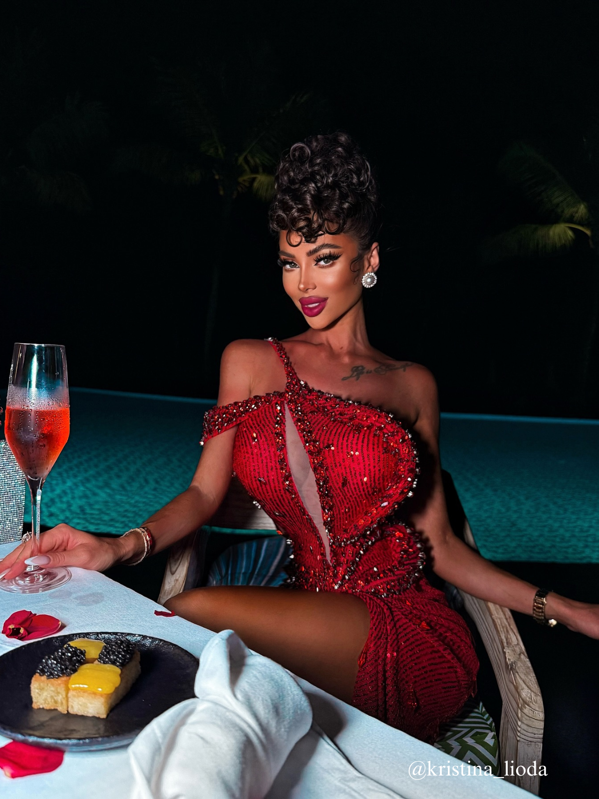 Tonantzin Tek Omuzlu Payetli Yırtmaçlı Maxi Elbise