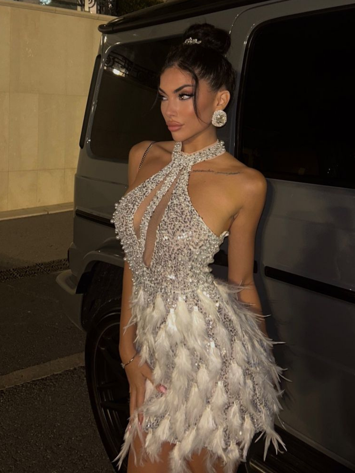 Bronte Halter Yaka İnci Payet Tüy Mini Elbise