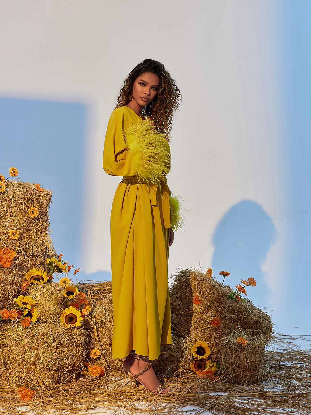 Ceridwen V Yaka Tüy Kenarlı Yırtmaçlı Maxi Elbise