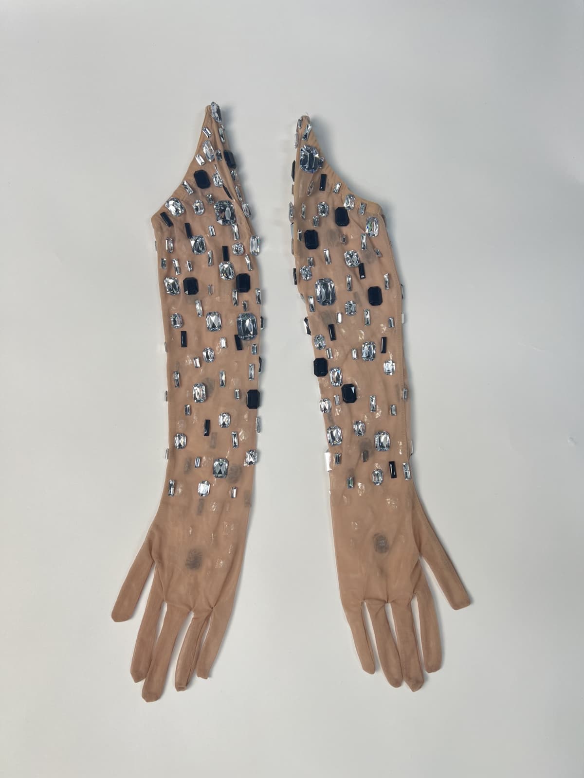 Kyrissa Straplez Süslemeli Yırtmaçlı Mesh Maxi Elbise