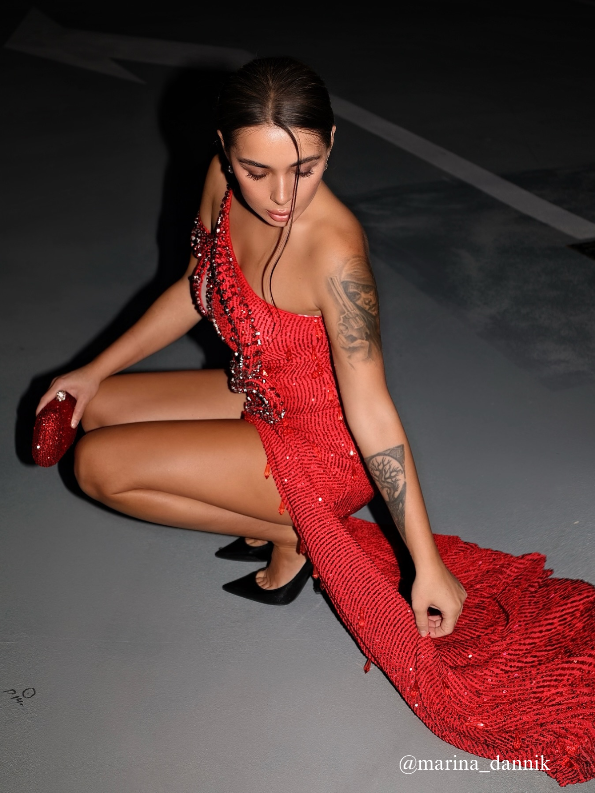 Tonantzin Tek Omuzlu Payetli Yırtmaçlı Maxi Elbise